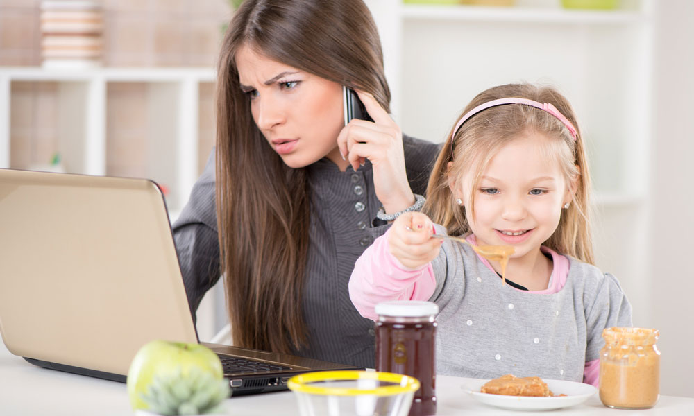 'کھاتے وقت والدین کا موبائل استعمال، بچوں میں مایوسی کا سبب'
