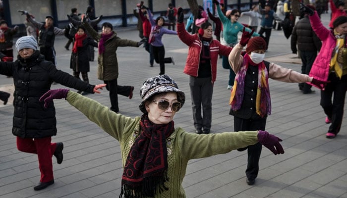 چینی دادیوں کا میوزک کی دھن پر رقص 