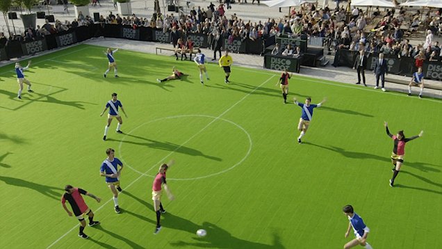 فرانس میں ڈانسنگ کے دوران فٹبال کھیلنے کا ٹرینڈ مشہور 