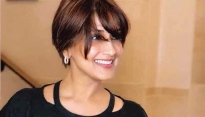 بالی ووڈ اداکارہ سونالی باندرے نے علاج کیلئے بال کٹوالیے