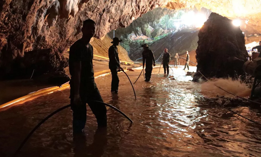 تھائی لینڈ: غار میں پھنسے بچوں اور کوچ کو باہر نکال لیا گیا