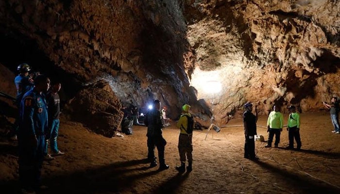تھائی لینڈ کے غار میں پھنسے بچوں پر فلم بنانے کااعلان