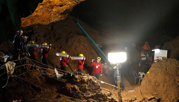 تھائی لینڈ کے غار میں پھنسے بچوں پر فلم بنانے کااعلان