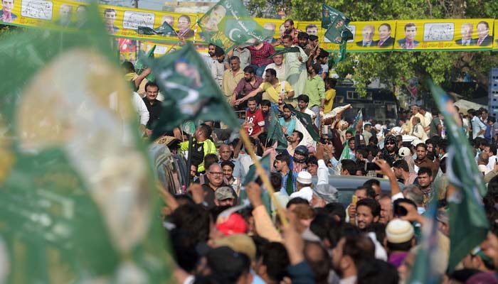 لاہور:ن لیگی ریلیاں ایئر پورٹ کی جانب گامزن 