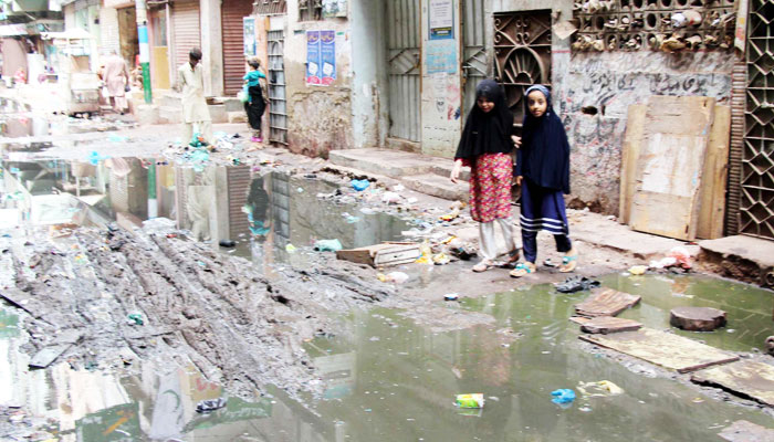 کراچی میں گندے پانی اورغلاظت کے ڈھیر