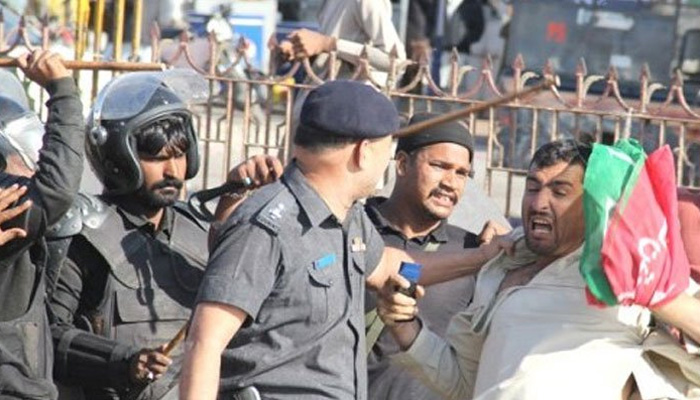 لاہور:عمران خان کی آمد سے قبل پی ٹی آئی کارکن لڑ پڑے