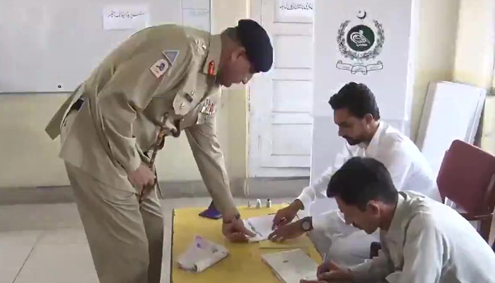 آرمی چیف نے راولپنڈی میں ووٹ کاسٹ کیا