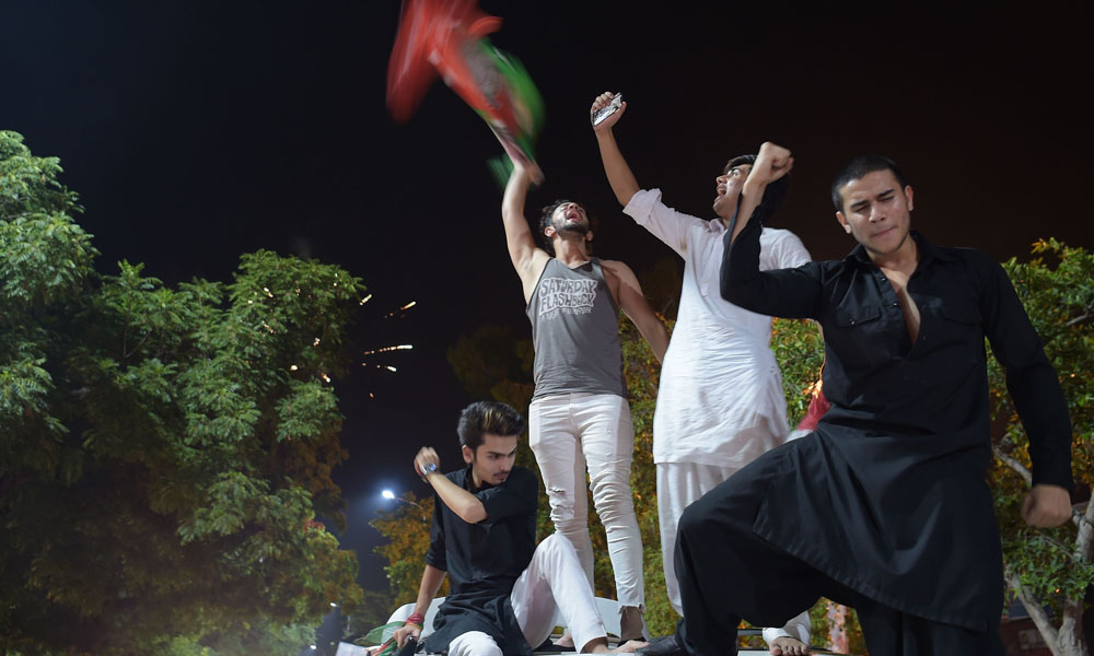 عمران خان قومی اسمبلی کی پانچوں نشستوں سے جیت رہے ہیں