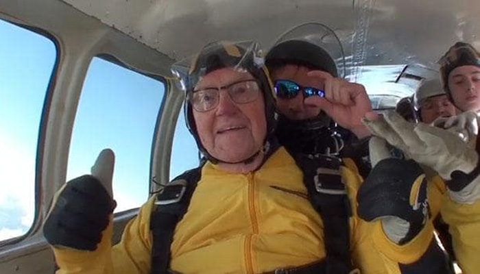 برطانوی دادا جان کی 100ویں سالگرہ پر اسکائی ڈائیونگ