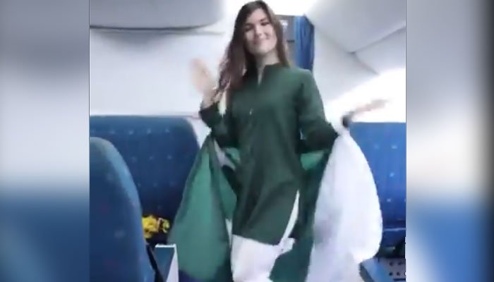 طیارے میں رقص کرنے والی لڑکی کا ویڈیو پیغام سامنے آگیا