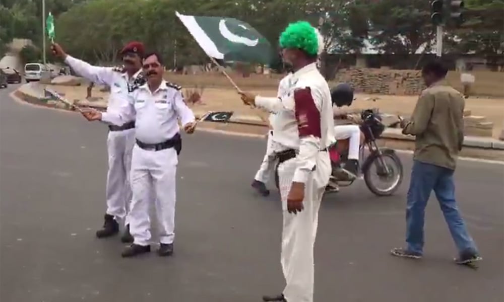 کراچی: ٹریفک اہلکاروں کا قومی ترانوں پر رقص