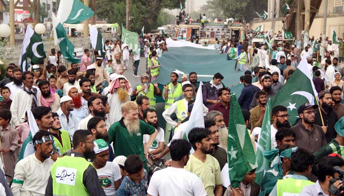 کراچی میں جشن آزادی: سڑکوں پر غیر معمولی ٹریفک،شہریوں کا ہلہ گلہ