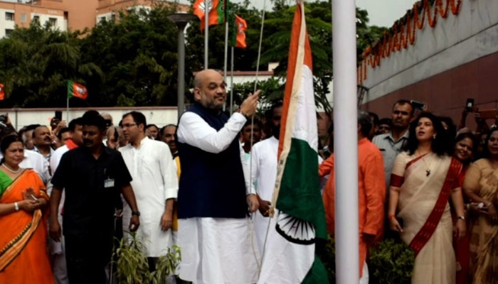 پرچم کشائی کی تقریب کے دوران بھارتی جھنڈ زمین پر آگرا