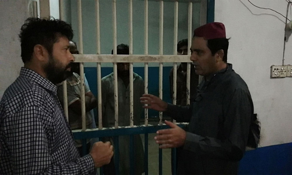 کراچی پولیس چیف کے مختلف تھانوں پر چھاپے، چیکنگ