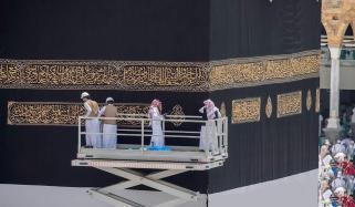 غلاف کعبہ کی تبدیلی کی تقریب کا آغاز