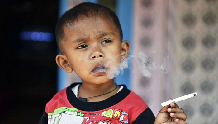 روزانہ 40 سگریٹ پینے والا دو سالہ بچہ