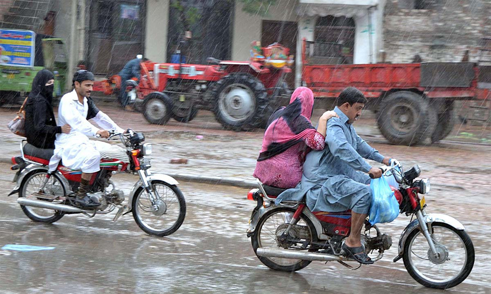 پنجاب، خیبر پختونخوا میں بارش، پہاڑوں پر ژالہ باری کا امکان