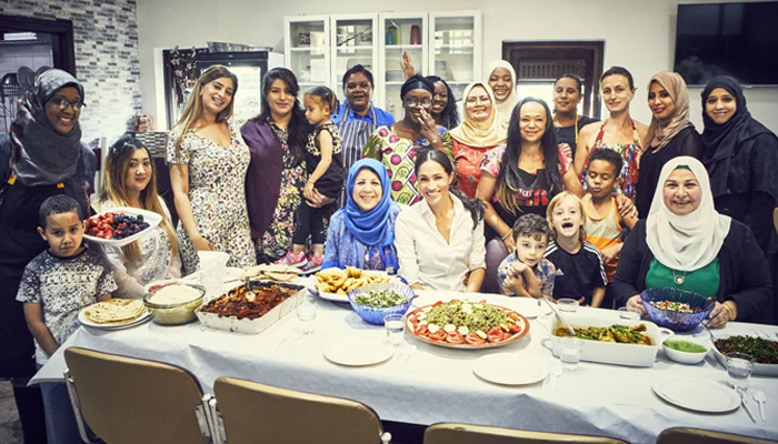میگھن مارکل نے مسلم خواتین کے ساتھ مل کر کھانا بنایا 
