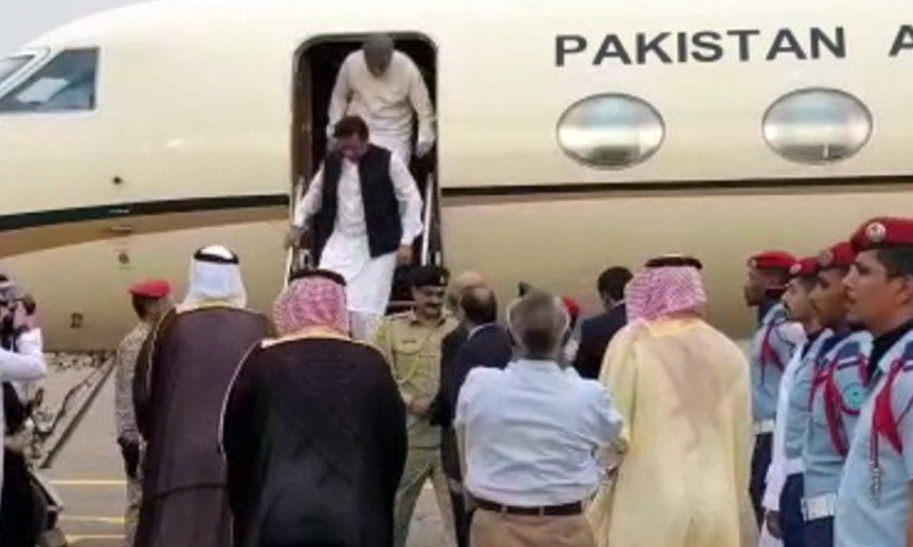 وزیر اعظم عمران خان وطن واپس پہنچ گئے