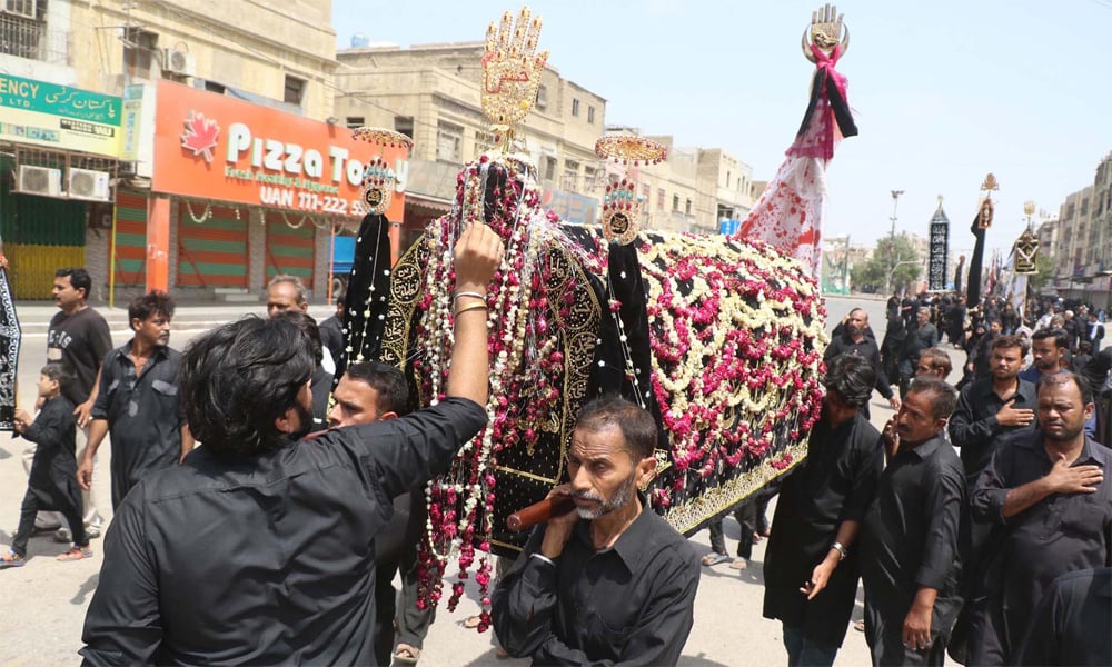 کراچی میں یوم عاشور کا جلوس اپنے روایتی راستے پر گامزن