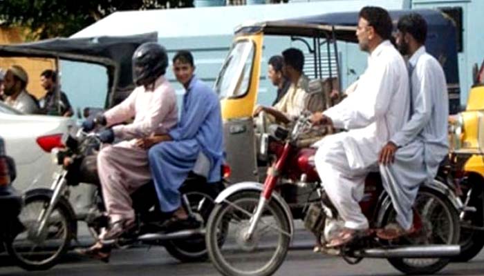 کراچی: موٹرسائیکل کی ڈبل سواری پر پابندی ختم