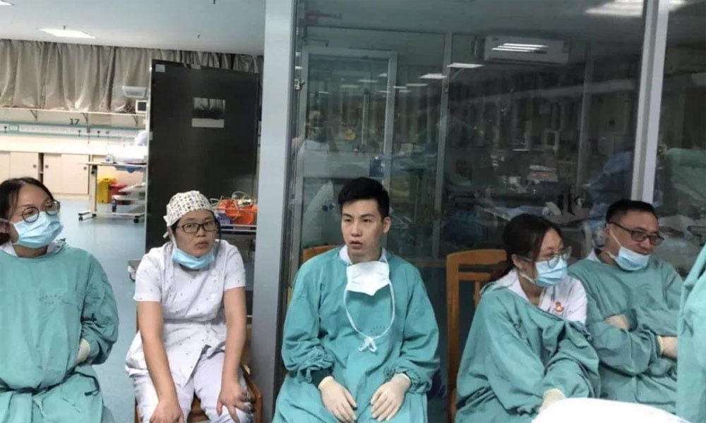 16 30 врачи. Китайский врач. Больница в Шанхае. Тинья из Шанхая с опухолью.