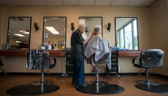 پچانوں برس سے حجامت کے پیشے سے وابستہ دنیا کا معمر ترین حجام