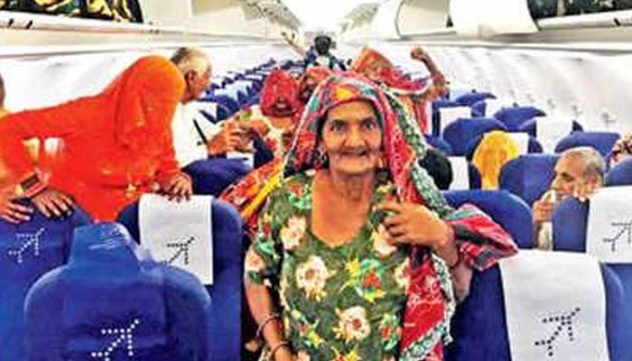 پائلٹ بن کر پورے گائوں کو سیر کرا دی