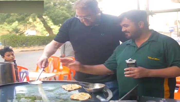 کراچی کی سیر، آملیٹ ،پیزا پراٹھا اور پان کی ویڈیو وائرل 