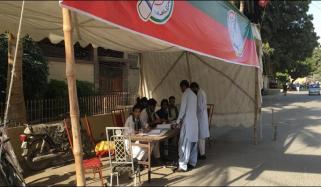 کراچی میں ضمنی انتخابات ، ٹرن آؤٹ کم رہا،کیمپ پر رش نہ ہونے کے برابر 
