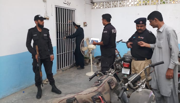کراچی، اچھی کارکردگی پر پولیس ملازمین کو انعامات