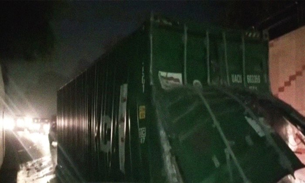 لاہور: انڈر پاس سے ٹکرانے والا کنٹینر نہیں ہٹا، لوگ سامان لوٹتے رہے