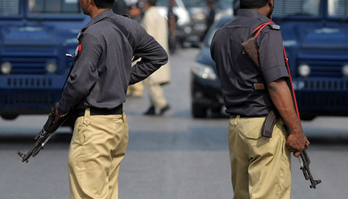 کراچی، فیملی پرتشدد کرنیوالا پولیس اہلکار  گرفتار