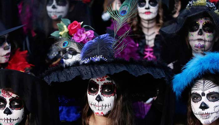 میکسیکو: انوکھے فیسٹول کا آغاز، ہزاروں لوگوں نے مْردوں کا روپ دھار لیا