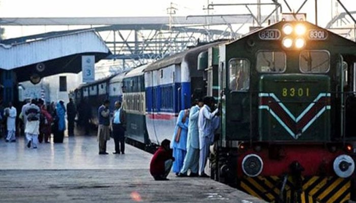 کراچی میں لوکل ٹرین چل پڑی، کل سفر مفت ہوگا