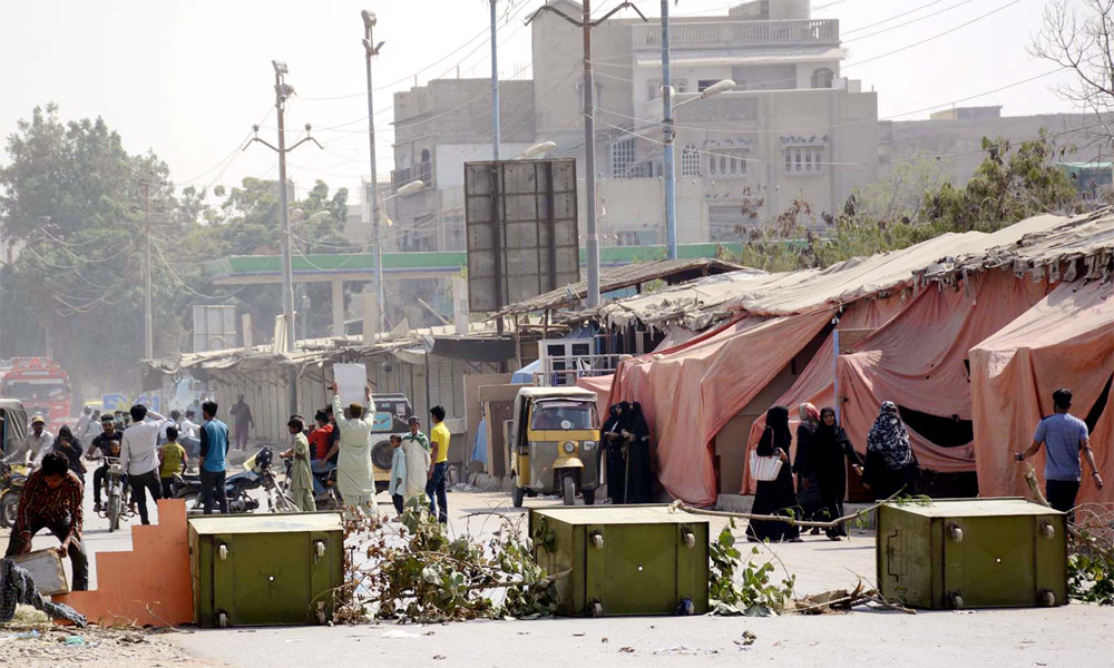 کراچی میں آج بھی کئی مقامات پر دھرنے، ٹریفک کی روانی متاثر