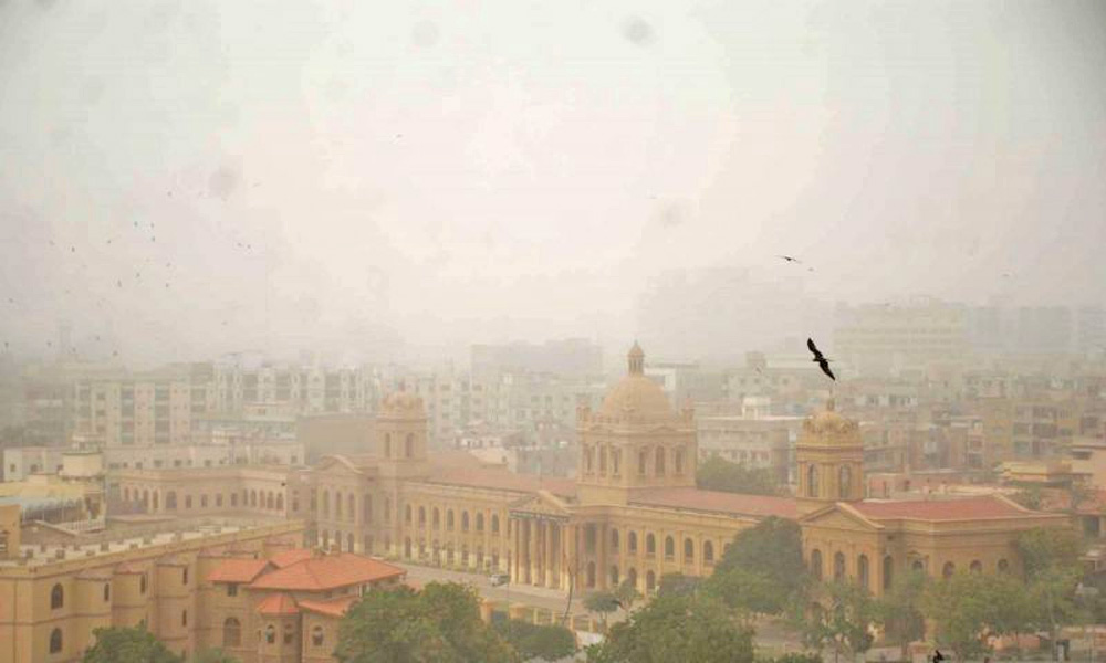 کراچی میں موسم گرد آلود، مختلف شہروں میں بارش سے سردی بڑھ گئی