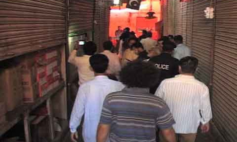کراچی ،جامع کلاتھ مارکیٹ کی 25 دکانیں لوٹ لی گئیں