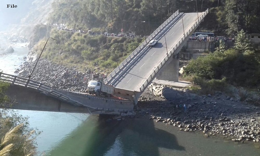 حجرہ شاہ مقیم: نہر کا خستہ حال پل ٹوٹ گیا، ٹرک دھنس گیا