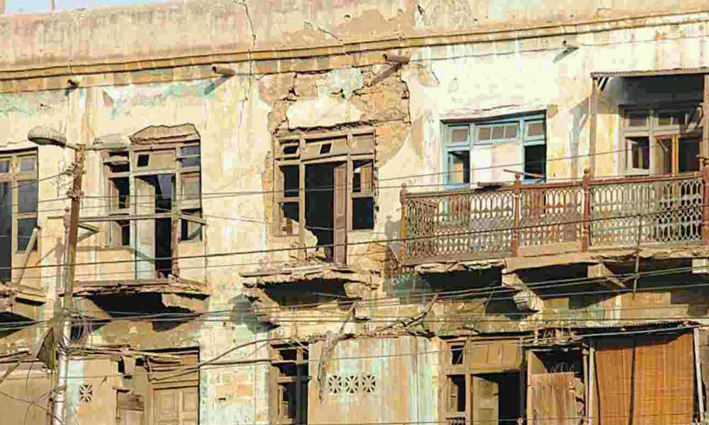 کراچی: کھڈامارکیٹ میں عمارت کی بالکونی گرگئی