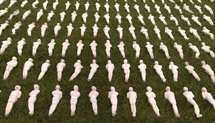 لندن :جنگ عظیم اول میں مرنے والوں کی یاد، ہزاروں فیگرنیزکے ڈھیر 