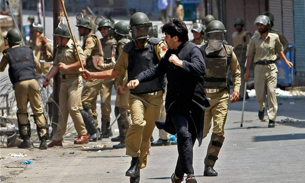 مقبوضہ کشمیر، محاصرے کے دوران ترال میں نوجوان شہید