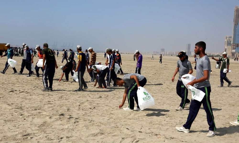  ساحل سمندر پر پاک بحریہ کی صفائی مہم
