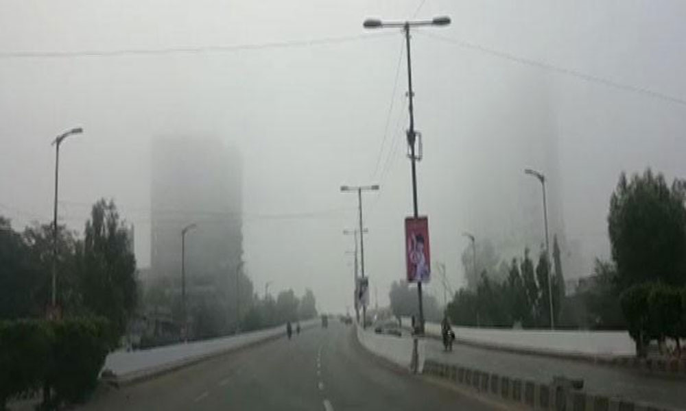 کراچی میں صبح سویرے دھند کا راج، حد نگاہ کم ہو گئی