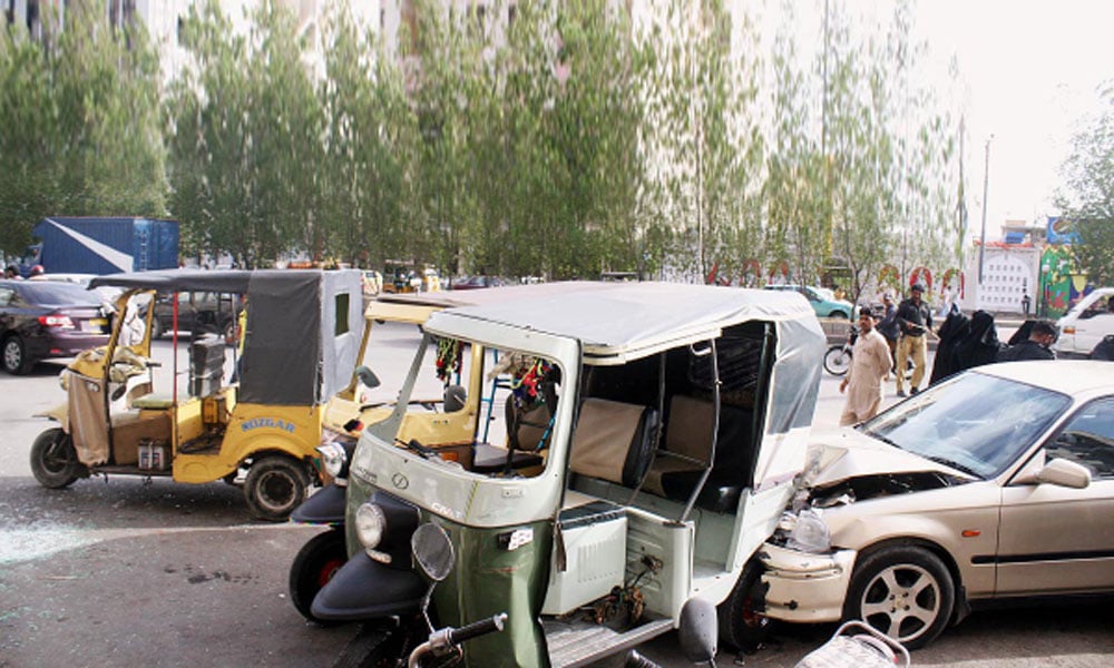 کراچی: کورنگی میں رکشہ اور گاڑی میں تصادم ،3افراد زخمی