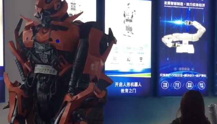 چین میں دیوہیکل روبوٹس توجہ کا مرکز 