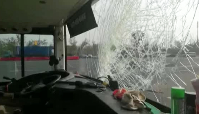 چین میں اچانک لکڑی کا ٹکڑا بس سے ٹکرا گیا، ڈرائیور محفوظ