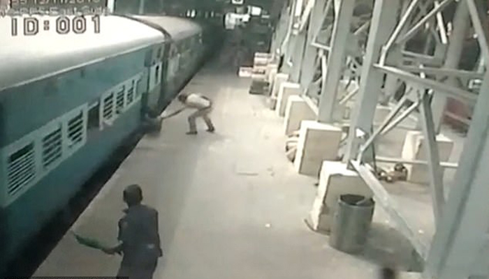 بھارت: بہادر پولیس اہلکار نے ٹرین سے گرنے والی خاتون کو بچا لیا