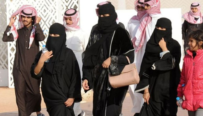 سعودی خواتین کا الٹاعبایہ پہن کر انوکھا احتجاج