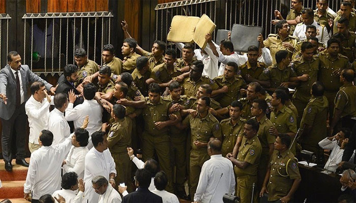سری لنکا: پسی مرچ، کرسی اور مکے، پارلیمنٹ بنی میدان جنگ